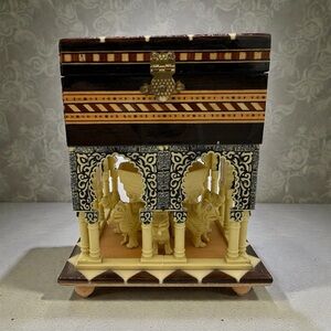 Vtg Miguel Laguna Granada Spain Court of Lions Music Box - Alhambra Palace
